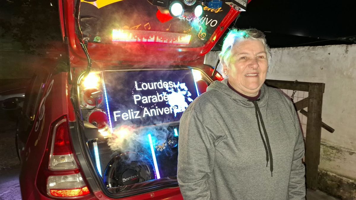 Homenagem ao vivo com carro de som