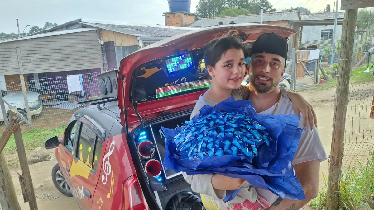 Surpresa com carro de som e mensagem ao vivo